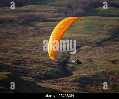 Parapendio a MAM Tor nel distretto di Peak, Derbyshire. Foto Stock