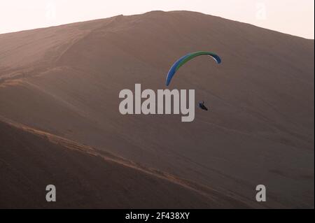 Parapendio a MAM Tor nel distretto di Peak, Derbyshire. Foto Stock