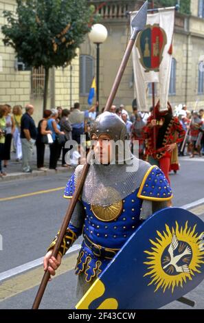 Giovane italiano vestito in armatura medievale per una storica festa a Montevarchi, Italia Foto Stock