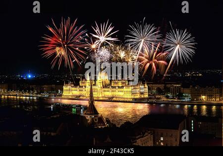 Fuochi d'artificio sul Parlamento a Budapest, Ungheria Foto Stock