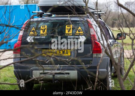 Wendover, Regno Unito. 18 marzo 2021. Un veicolo con unità cane di sicurezza è raffigurato in prossimità di lavori di abbattimento alberi e di distanza da siepi per il collegamento ferroviario ad alta velocità HS2. Notevoli lavori preparatori di questo tipo sono attualmente in corso lungo un tratto del percorso tra il Grande Missenden e Wendover che si trova a nord del tratto di tunnel di Chiltern del collegamento ferroviario £106bn. Credit: Mark Kerrison/Alamy Live News Foto Stock