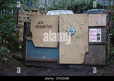 Wendover, Regno Unito. 18 marzo 2021. Le parole ‘No Pasaran’ sono raffigurate all’esterno del Wendover Active Resistance Camp di Stop HS2 nel bosco minacciato dal progetto di collegamento ferroviario ad alta velocità HS2. Attivisti contrari all'HS2 hanno creato diversi campi di questo tipo lungo la prima fase del collegamento ferroviario £106 miliardi tra Londra e Birmingham. Credit: Mark Kerrison/Alamy Live News Foto Stock