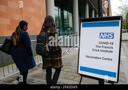 Londra, Regno Unito. 18 Marzo 2021. Il 18 marzo 2021 si passa davanti al Francis Crick Institute Vaccination Center di Londra, Gran Bretagna. Il governo britannico ha annunciato che più di 25.2 milioni di persone hanno ora ricevuto la prima dose di un vaccino contro il coronavirus. Secondo il Dipartimento britannico della Sanità e dell'assistenza sociale, quasi il 50 per cento di tutti gli adulti britannici hanno ricevuto un jab. Credit: Han Yan/Xinhua/Alamy Live News Foto Stock