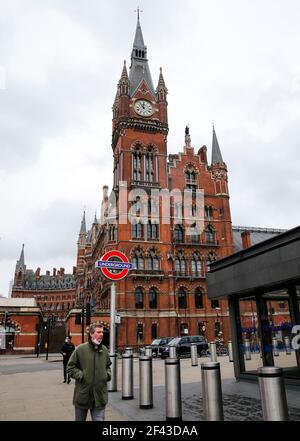 Londra, Regno Unito. 18 Marzo 2021. La gente cammina nel centro di Londra, Gran Bretagna il 18 marzo 2021. Il governo britannico ha annunciato che più di 25.2 milioni di persone hanno ora ricevuto la prima dose di un vaccino contro il coronavirus. Secondo il Dipartimento britannico della Sanità e dell'assistenza sociale, quasi il 50 per cento di tutti gli adulti britannici hanno ricevuto un jab. Credit: Han Yan/Xinhua/Alamy Live News Foto Stock