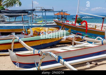 Tradizionale indonesiana outrigger in legno in stile barca da pesca (jukung) sulla spiaggia di Sanur, Bali, Indonesia. Foto Stock