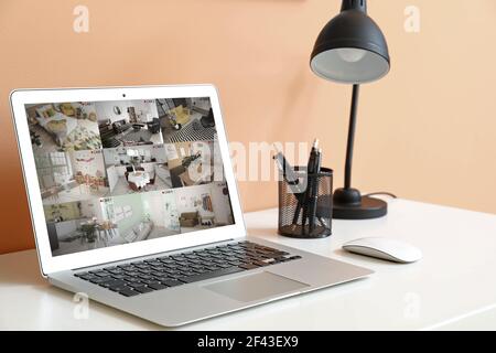 Immagini di telecamere tvcc installate nell'appartamento sullo schermo di computer portatile sul tavolo Foto Stock
