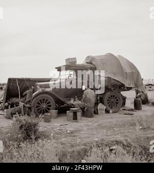 Picker di patate nel campo vicino a Shafter, California. Maggio 1937. Fotografia di Dorothea Lange. Foto Stock