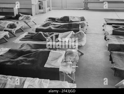 Tempo di riposo nella scuola materna per i bambini migranti allo Shafter Camp, California. Febbraio 1939. Fotografia di Dorothea Lange. Foto Stock