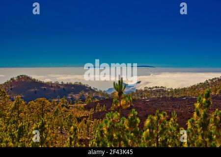 Vista sopra le nuvole dal Monte vulcanico Tiede su Tenerife verso la Gomera (a sinistra) e la Palma (a destra). Isole Canarie, Spagna. Foto Stock