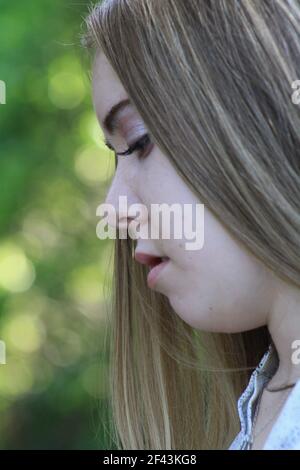 Profilo della bella ragazza dei capelli biondi veneziani a East Hampton, Long Island New York Foto Stock