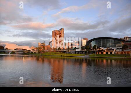 Lo skyline di Adelaide preso al crepuscolo come visto dal fiume Torrens, in Australia del Sud Foto Stock