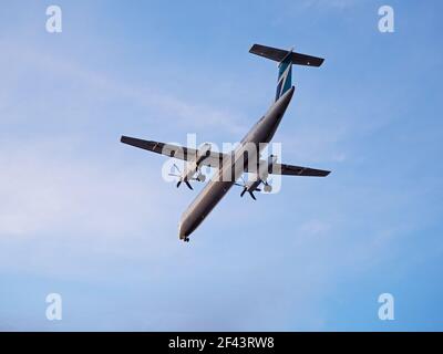 Richmond, British Columbia, Canada. 8 Marzo 2021. Un aereo di linea regionale WestJet Encore DeHavilland Canada Dash 8-400 a due motori con turboelica atterra all'aeroporto internazionale di Vancouver. Credit: Bayne Stanley/ZUMA Wire/Alamy Live News Foto Stock