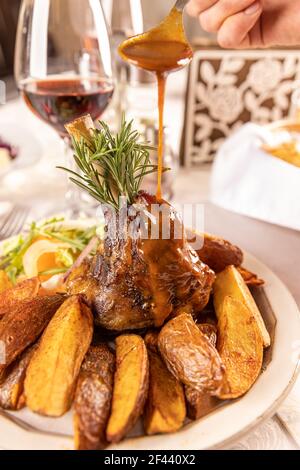 Stecche di agnello cotte lentamente servite con salsa di vino rosso Foto Stock