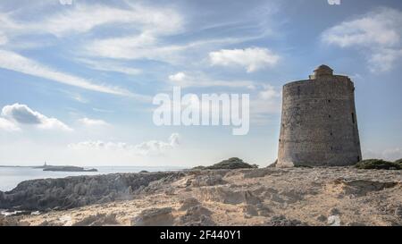 Torre SES Portes. Torre di guardia nel parco naturale di Ses Salines sull'isola di Ibiza Foto Stock