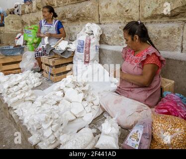 Oaxaca, Messico - 2019-11-16 - borse donna calcare a vendere a cuochi per fare tortillas croccanti. Foto Stock