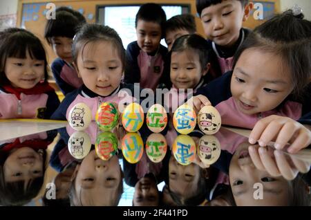 Hanan, Cina. 18 Marzo 2021. I bambini stanno dipingendo e stanno levando le uova per accogliere l'equinox di primavera di termine solare in Handan, Hebei, Cina il 18 marzo, 2021.(foto da TPG/cnsphotos) accreditamento: TopPhoto/Alamy Live News Foto Stock