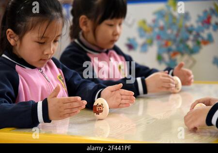 Hanan, Cina. 18 Marzo 2021. I bambini stanno dipingendo e stanno levando le uova per accogliere l'equinox di primavera di termine solare in Handan, Hebei, Cina il 18 marzo, 2021.(foto da TPG/cnsphotos) accreditamento: TopPhoto/Alamy Live News Foto Stock