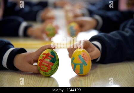 Hanan, Cina. 18 Marzo 2021. I bambini stanno dipingendo e stanno levando le uova per accogliere l'equinox di primavera di termine solare in Handan, Hebei, Cina il 18 marzo, 2021.(foto da TPG/cnsphotos) accreditamento: TopPhoto/Alamy Live News Foto Stock