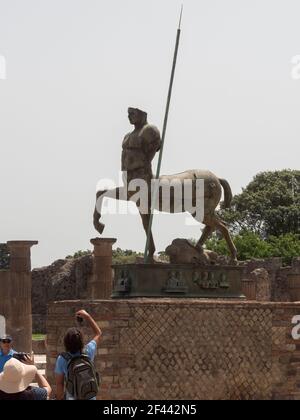 NAPOLI - 13 GIUGNO 2019: Statua di bronzo di arte moderna di un centauro sulle rovine di pompei Foto Stock