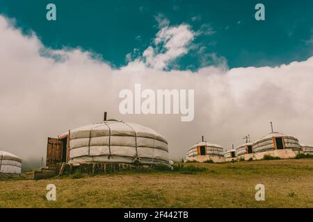 Tradizionale gergo mongolo (yurt) vicino al Parco Nazionale Gorkhi Terelj, Mongolia. Luglio 2018. Foto Stock