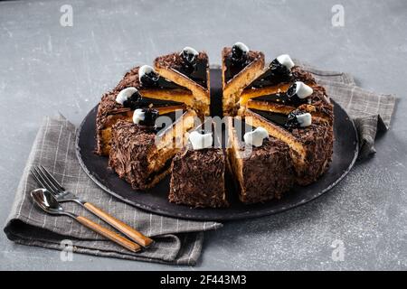 Torta al cioccolato a fette su sfondo grigio Foto Stock