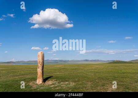 Cervi in piedi di pietra sulla steppa della Mongolia vicino a Songino. Foto Stock