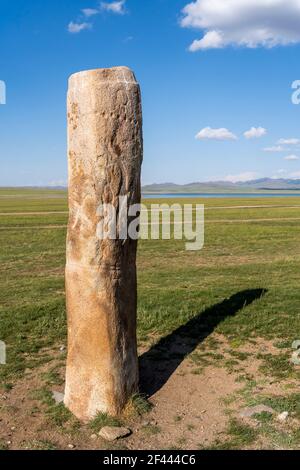 Cervi in piedi di pietra sulla steppa della Mongolia vicino a Songino. Foto Stock