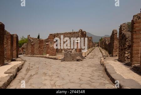 NAPOLI - 13 GIUGNO 2019: Vista di un incrocio stradale nell'antica città romana di pompei Foto Stock