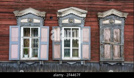 Vecchia cabina russa in legno rosso con persiane rosa e bianche a Irkutsk, Russia. Foto Stock