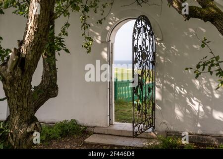 Monastero di Spaso-Preobrazhensky Posolskoye al grande lago Baykal in Russia con giardino e porta di giardino in ferro. Foto Stock