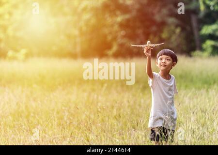 Bambino corre nel parco Foto stock - Alamy