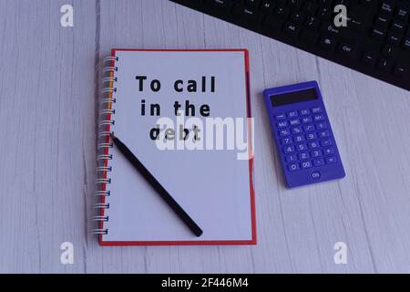 Testo su blocco note con penna, calcolatrice e tastiera Foto Stock