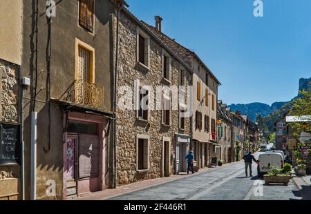 Lou Pont, strada principale nel villaggio di le Rozier, comune nel dipartimento di Lozere, regione Occitanie, Francia Foto Stock