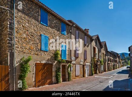 Lou Pont, strada principale nel villaggio di le Rozier, comune nel dipartimento di Lozere, regione Occitanie, Francia Foto Stock