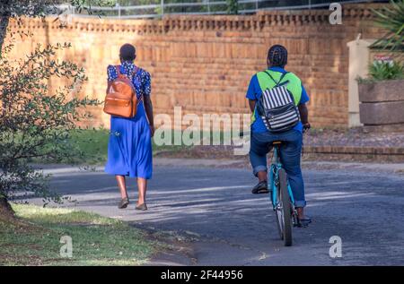 Johannesburg, Sud Africa - i neri non identificati camminano e vanno in bicicletta per lavorare dopo che le restrizioni sono state abolite per il covid-19 Foto Stock