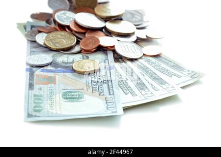 Denaro - banconote in dollari USA con monete in più valute Foto Stock