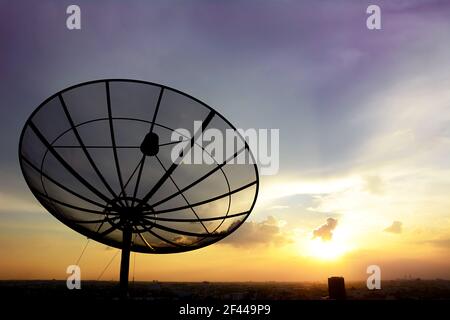 Parabola satellitare su sfondo cielo crepato Foto Stock