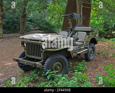 Jeep della seconda guerra mondiale con macchina pistola parcheggiata in boschi. Foto Stock