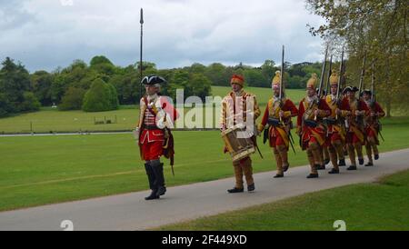 I Redcoats del Reggimento Pulteneys marciano in ordine. Foto Stock