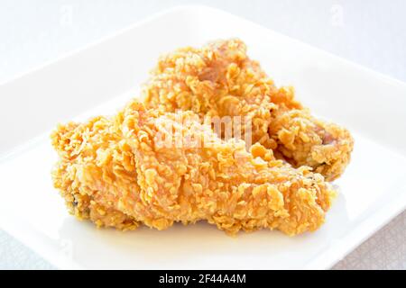 Zampe di pollo fritte su un piatto bianco Foto Stock