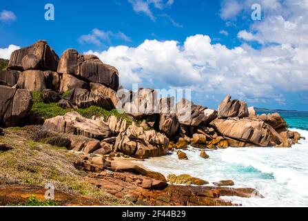 Geografia / viaggio, Seychelles, la Digue, Grand Anse, spiaggia con surf mare, Additional-Rights-Clearance-Info-Not-Available Foto Stock