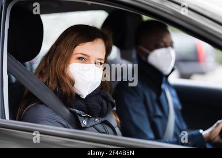 Servizio di trasporto in auto con piscina condivisa in maschera facciale Foto Stock