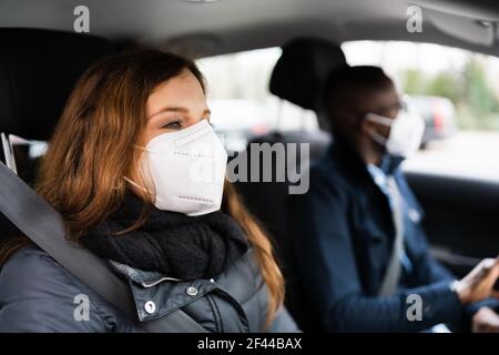 Servizio di trasporto in auto con piscina condivisa in maschera facciale Foto Stock