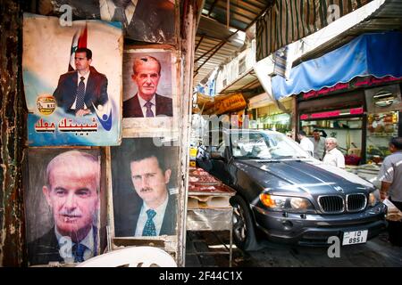 Damasco, Siria - Agosto 04,2010 : UN manifesto del presidente siriano Bashar al-Assad pende di fronte ad un negozio nella città vecchia di Damasco Foto Stock