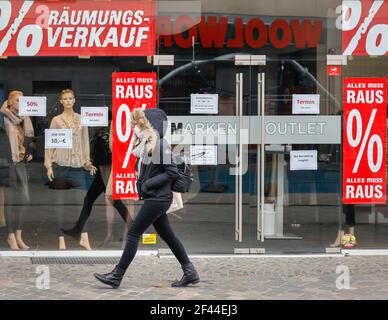 DŸren, Nord Reno-Westfalia, Germania - DŸren centro città in tempi di crisi Corona al secondo blocco, la maggior parte dei negozi sono chiusi, pochi passanti-by on Foto Stock