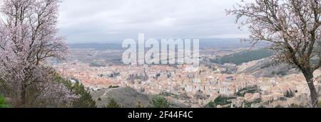 Vista panoramica di Cuenca (Spagna) prendendo dal punto di vista della collina di Socorro (Cerro del Socorro). Foto Stock