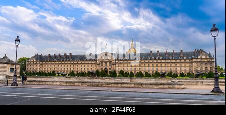 Panoramica della spianata del Hôtel des Invalides, dal ponte Alexandre III, a Parigi, Francia Foto Stock
