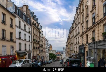 Strada tipica del quartiere di Montmartre con le sue scale, a Parigi, Francia Foto Stock