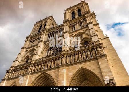 Magnifica facciata della cattedrale di Notre-Dame de Paris, e le sue due torri, in Île de France, Francia Foto Stock