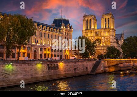 La prefettura e la cattedrale di Notre Dame sulle rive della Senna al tramonto, a Parigi, Francia Foto Stock